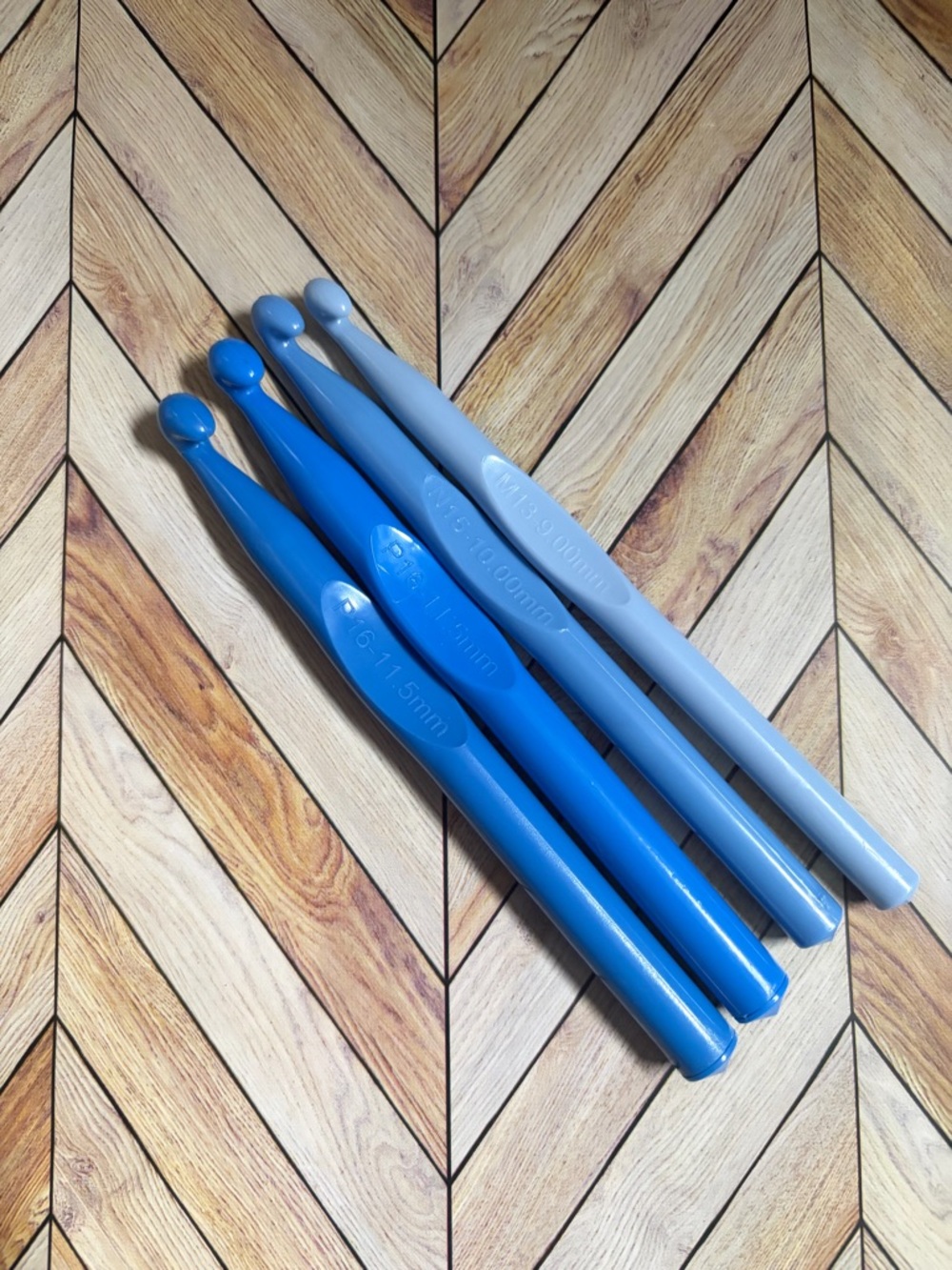 Boye Set of 4 Chunky Crochet Hooks in Blue